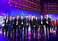A group photo of Prof. Leung Kwong Sak (fifth from right) and Prof. Liao Wei-Hsin (fourth from right) and the CUHK student representatives pose a group photo